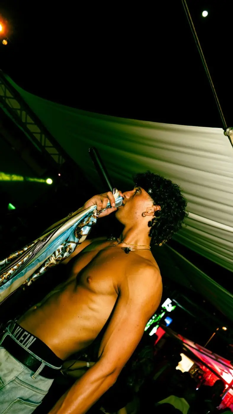 Tropical On Tour live — Vocalist